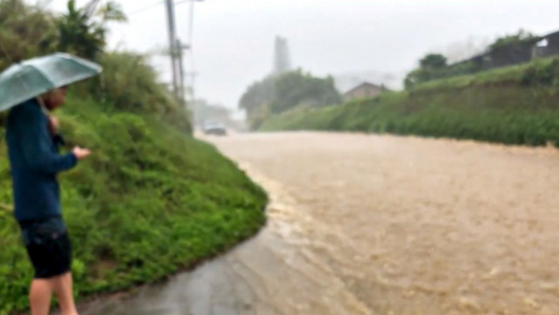 <b>由于强降雨可能会破坏毛伊岛的大坝，疏散人员被下令撤离</b>