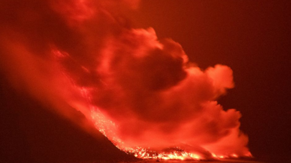 拉帕尔马火山喷发的熔岩