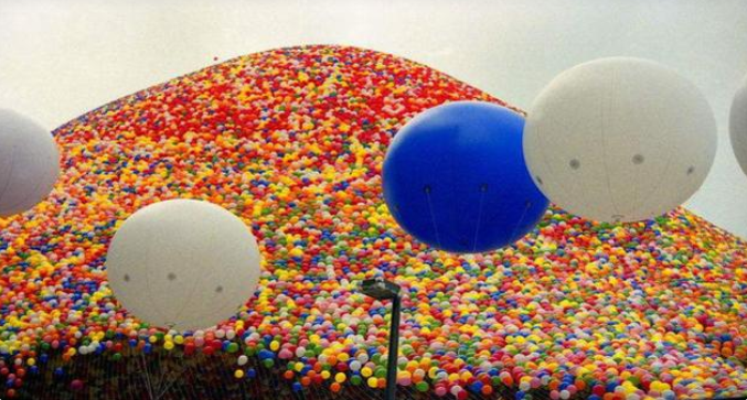 为什么要禁放氦气球？美国以身试险，放飞143万氦气球引发灾难