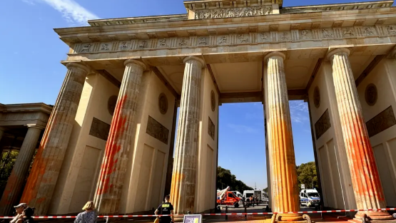 德国标志性建筑勃兰登堡门遭喷涂 警方逮