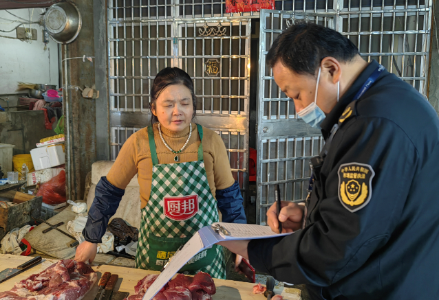 安徽省当涂县太白市场监管所联合畜牧站专项整治猪肉市场